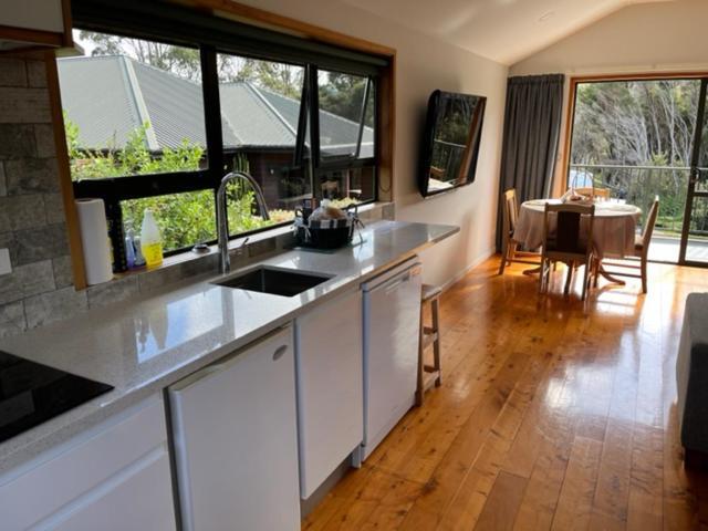 Treetops Cottage At The Castle Whitianga Exterior photo